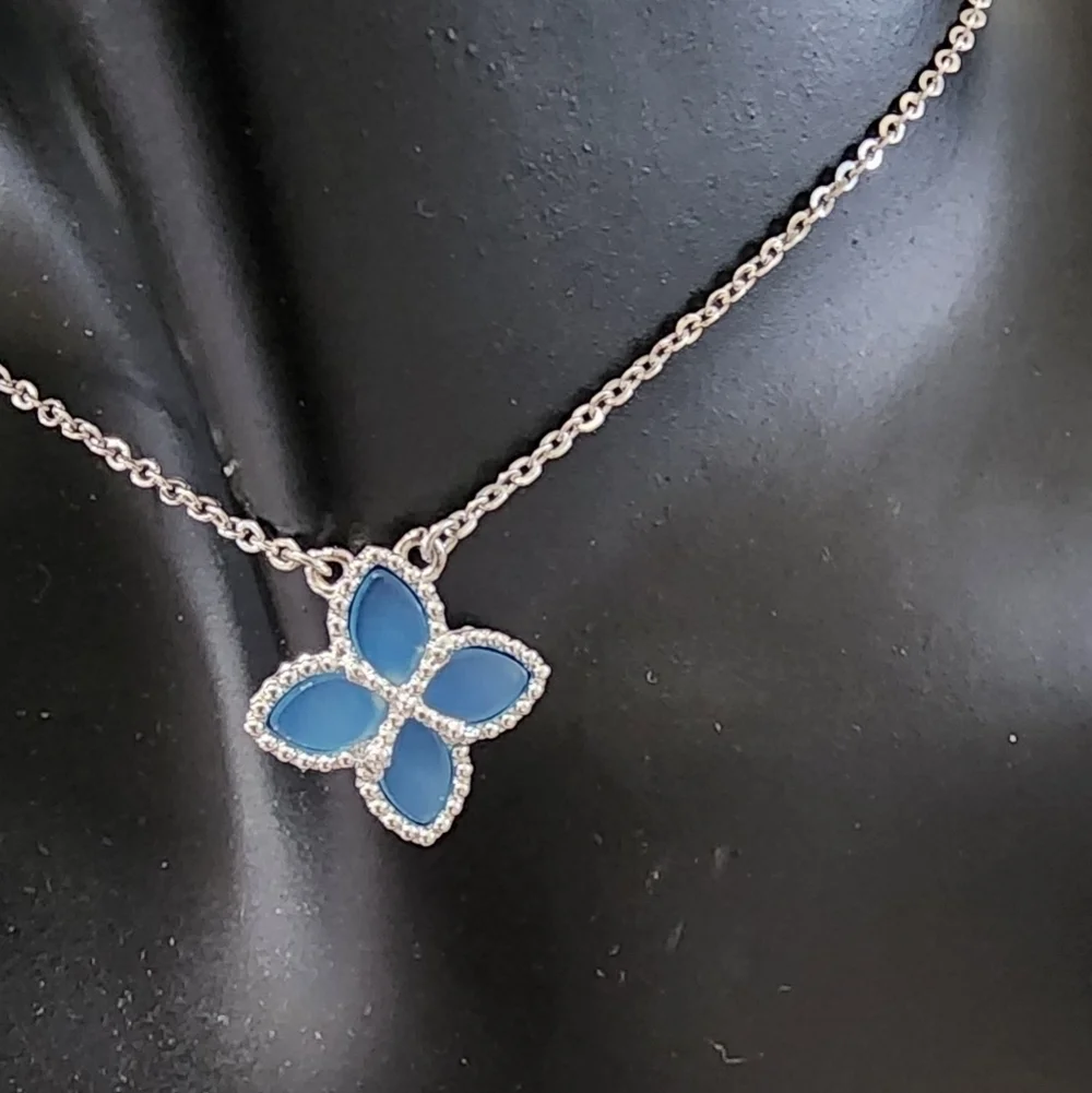 SAVVY CIE JEWELS Blue Agate Flower Pendant Necklace